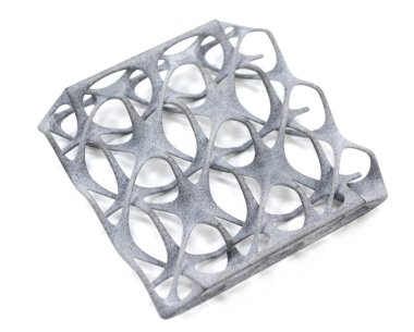 Beyaz arkaplanda izole edilmiş 3D yazıcıya yazdırılmış bir model. Plastik kapaktan üç boyutlu yazıcıya yazılan nesne detayları. 3D yazıcı tarafından yapılan prototip. Yeni modern baskı teknolojisi kavramı