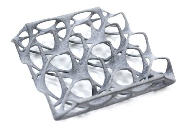 Beyaz arkaplanda izole edilmiş 3D yazıcıya yazdırılmış bir model. Plastik kapaktan üç boyutlu yazıcıya yazılan nesne detayları. 3D yazıcı tarafından yapılan prototip. Yeni modern baskı teknolojisi kavramı