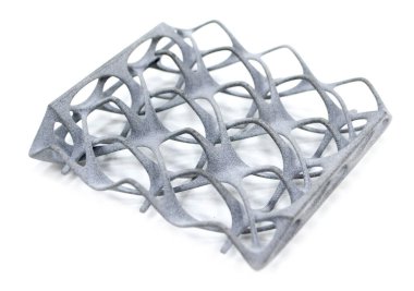 Beyaz arkaplanda izole edilmiş 3D yazıcıya yazdırılmış bir model. Plastik kapaktan üç boyutlu yazıcıya yazılan nesne detayları. 3D yazıcı tarafından yapılan prototip. Yeni modern baskı teknolojisi kavramı