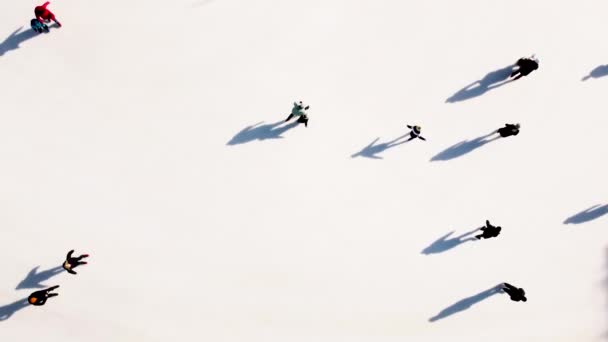 Veel Mensen Schaatsen Een Witte Buitenijsbaan Stad Een Zonnige Winterdag — Stockvideo