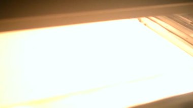 Toz 3D yazıcı, beyaz toz poliyamide yakın plan modeller basıyor. Nesnelerin siyah çizgileri beyaz yüzeyde termal baskının etkisiyle oluşur. Yeni modern 3D baskı teknolojisi