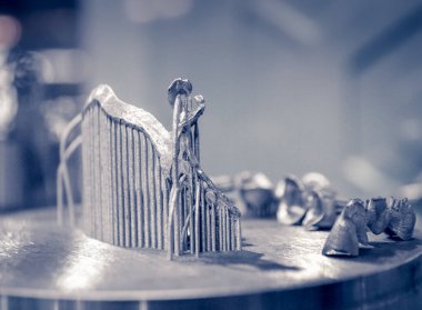 Metal 3D yazıcıya yakın plan basılmış. Nesne lazer sindirim makinesine basılmış. Metal tozundan modern 3D yazıcı baskısı. Kavramsal katkı maddesi DMLS, SLM, SLS