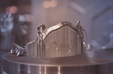 Metal 3D yazıcıya yakın plan basılmış. Nesne lazer sindirim makinesine basılmış. Metal tozundan modern 3D yazıcı baskısı. Kavramsal katkı maddesi DMLS, SLM, SLS 3D yazdırma teknolojisi
