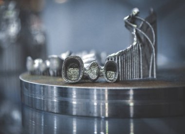 Metal 3D yazıcıya yakın plan basılmış. Nesne lazer sindirim makinesine basılmış. Metal tozundan modern 3D yazıcı baskısı. Kavramsal katkı maddesi DMLS, SLM, SLS 3D yazdırma teknolojisi