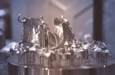 Metal 3D yazıcıya yakın plan basılmış. Nesne lazer sindirim makinesine basılmış. Metal tozundan modern 3D yazıcı baskısı. Kavramsal katkı maddesi DMLS, SLM, SLS 3D yazdırma teknolojisi