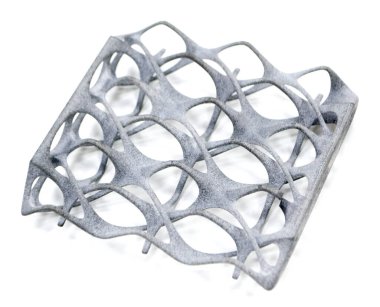 Beyaz arkaplanda izole edilmiş 3D yazıcıya yazdırılmış bir model. Plastik kapaktan üç boyutlu yazıcıya yazılan nesne detayları. 3D yazıcı tarafından yapılan prototip. Yeni modern baskı teknolojisi kavramı