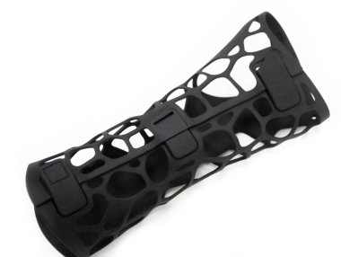 Toz 3D yazıcıya basılmış tıbbi ortopedik plastik protez beyaz arkaplanda izole edilmiş. Alçıtaşı yakın plan. Multi Jet Füzyon MJF 3Dprinting teknolojisi. Yeni modern yenilikçi katkı teknolojisi