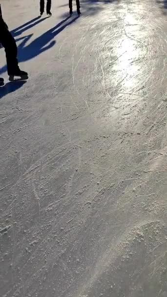 People Skating Public Open Air Ice Skating Rink City Sunny — Vídeo de Stock