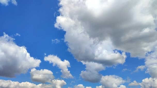 Zaman Ayarlı Mavi Gökyüzünde Hızla Ilerleyen Beyaz Gri Fırtına Bulutları — Stok video