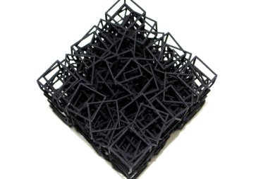 Beyaz arkaplanda izole edilmiş 3D yazıcıya yazdırılmış bir model. Siyah plastik kaplamalı, 3D yazıcıya basılmış nesne detayı. 3D yazıcı tarafından yapılan prototip. Yeni modern baskı teknolojisi kavramı