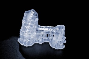 Soyut model 3D yazıcıya yakın plan basılmış. 3D stereolitografi yazıcısına basılmış nesne fotopolymer. Ultraviyole ışık altında sıvı fotopolimerizasyon teknolojisi. Yeni katkı maddesi 3 boyutlu yazdırma teknolojisi