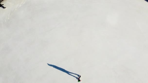 Viele Menschen Laufen Einem Sonnigen Wintertag Auf Einer Weißen Freiluft — Stockvideo