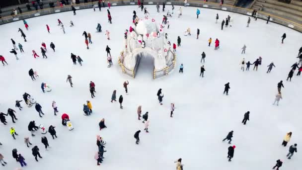 Many People Skating White Outdoor Ice Rink City Winter Day — Stock Video