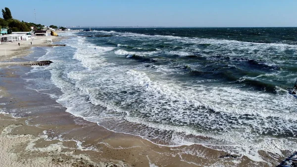 Flygdrönare Visa Flygning Över Havsvågor Som Rullar Sandstrand Högst Upp — Stockfoto