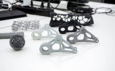 Laboratuvar ofisindeki 3D yazıcıya siyah beyaz gri modeller basılmış. Nesneler plastikten 3D yazıcıya basılmış. 3D yazıcıdan yapılmış prototipler. Yeni modern baskı teknolojisi kavramı. Çoklu Jet Füzyonu