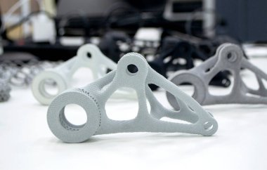 Laboratuvar ofisindeki 3D yazıcıya siyah beyaz gri modeller basılmış. Nesneler plastikten 3D yazıcıya basılmış. 3D yazıcıdan yapılmış prototipler. Yeni modern baskı teknolojisi kavramı. Çoklu Jet Füzyonu