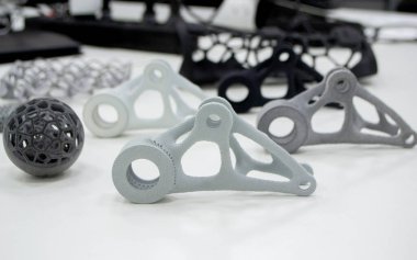 Laboratuvar ofisindeki 3D yazıcıya siyah beyaz gri modeller basılmış. Nesneler plastikten 3D yazıcıya basılmış. 3D yazıcıdan yapılmış prototipler. Yeni modern baskı teknolojisi kavramı. Çoklu Jet Füzyonu