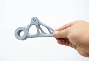 Plastik maketi elinde tutan kişi, biyo-uyumlu poliyamid tozunun 3D yazıcısına basılmış. Çoklu Jet Füzyon MJF. Yeni modern endüstriyel 3D baskı teknolojisi. İlerici katkı teknolojileri
