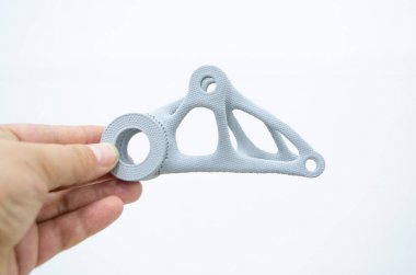 Plastik maketi elinde tutan kişi, biyo-uyumlu poliyamid tozunun 3D yazıcısına basılmış. Çoklu Jet Füzyon MJF. Yeni modern endüstriyel 3D baskı teknolojisi. İlerici katkı teknolojileri