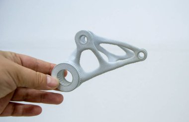 Plastik maketi elinde tutan kişi, biyo-uyumlu poliyamid tozunun 3D yazıcısına basılmış. Çoklu Jet Füzyon MJF. Yeni modern endüstriyel 3D baskı teknolojisi. İlerici katkı teknolojileri