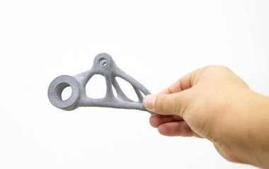 Pudra 3D yazıcıya yüksek hızlı sindirme yöntemiyle baruttan basılmış plastik model tutan kişi. Çoklu Jet Füzyon MJF. Yeni modern 3D baskı teknolojisi. İlerici katkı teknolojileri