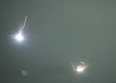 Metal tozundan çıkan 3 boyutlu yazıcı izi. Metal lazer altında, çalışma odasında 3 boyutlu şekle sokulur. Metal için lazer sinterlama makinesi. Robot işi. Katkı maddesi üreten 3D yazıcı