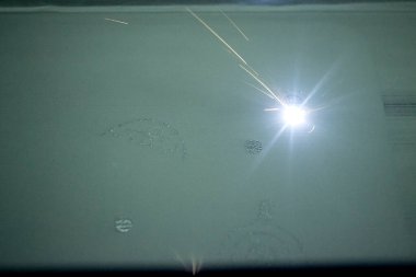 Metal tozundan çıkan 3 boyutlu yazıcı izi. Metal lazer altında, çalışma odasında 3 boyutlu şekle sokulur. Metal için lazer sinterlama makinesi. Robot işi. Katkı maddesi üreten 3D yazıcı