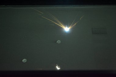 Metal tozundan çıkan 3 boyutlu yazıcı izi. Metal lazer altında, çalışma odasında 3 boyutlu şekle sokulur. Metal için lazer sinterlama makinesi. Robot işi. Katkı maddesi üreten 3D yazıcı
