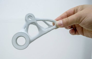 Plastik maketi elinde tutan kişi, biyo-uyumlu poliyamid tozunun 3D yazıcısına basılmış. Çoklu Jet Füzyon MJF. Yeni modern endüstriyel 3D baskı teknolojisi. İlerici katkı teknolojileri