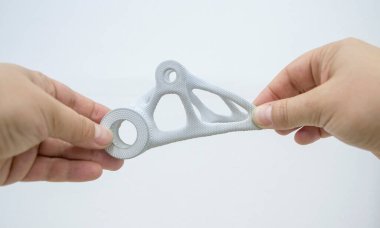 Pudra 3D yazıcıya yüksek hızlı sindirme yöntemiyle baruttan basılmış plastik model tutan kişi. Çoklu Jet Füzyon MJF. Yeni modern 3D baskı teknolojisi. İlerici katkı teknolojileri