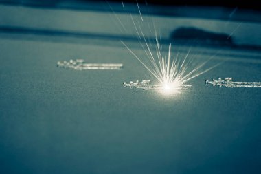 Metal tozundan çıkan 3 boyutlu yazıcı izi. Metal lazer altında, çalışma odasında 3 boyutlu şekle sokulur. Metal için lazer sinterlama makinesi. Robot işi. Katkı maddesi üreten 3D yazıcı