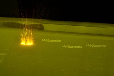 Metal tozundan çıkan 3 boyutlu yazıcı izi. Metal lazer altında, çalışma odasında 3 boyutlu şekle sokulur. Metal için lazer sinterlama makinesi. Robot işi. Katkı maddesi üreten 3D yazıcı