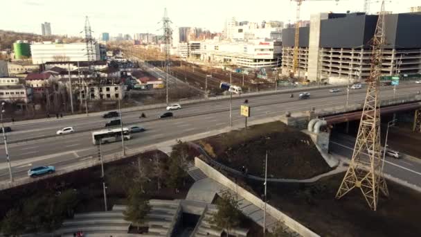 Kyiv Ukraine January 2022 Cityscape Winter Day Automobile Road Bridge — Vídeo de stock