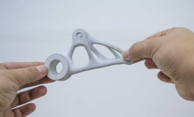 Plastik maketi elinde tutan kişi, biyo-uyumlu poliyamid tozunun 3D yazıcısına basılmış. Çoklu Jet Füzyon MJF. Yeni modern endüstriyel 3D baskı teknolojisi. İlerici katkı teknolojileri