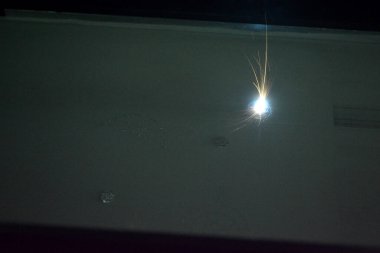 Metal tozundan çıkan 3 boyutlu yazıcı izi. Metal lazer altında, çalışma odasında 3 boyutlu şekle sokulur. Metal için lazer sinterlama makinesi. Robot işi. Katkı maddesi üreten 3D yazıcı