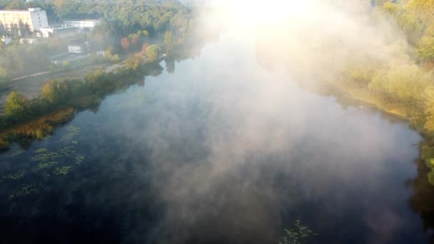 Вид Воздушного Беспилотника Летящего Над Рекой Спокойной Водной Поверхностью Белым — стоковое видео