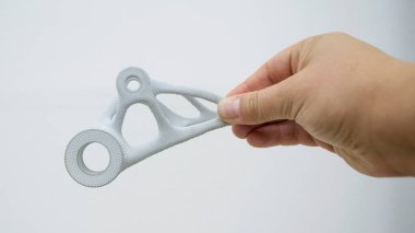 Plastik maketi elinde tutan kişi, biyo-uyumlu poliyamid tozunun 3D yazıcısına basılmış. Çoklu Jet Füzyon MJF. Yeni modern endüstriyel 3D baskı teknolojisi. İlerici katkı teknolojileri