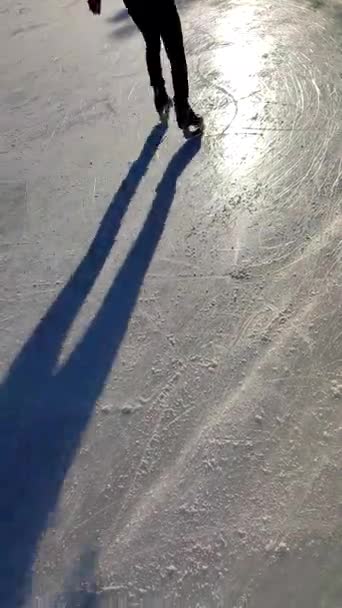 People Skating Public Open Air Ice Skating Rink City Sunny — Vídeo de Stock