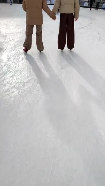 People Skating Public Open Air Ice Skating Rink City Winter — Vídeos de Stock