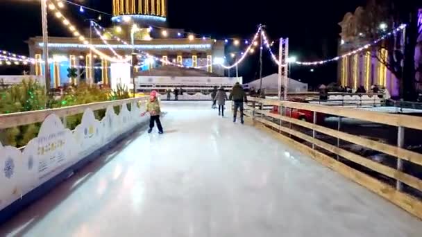 Kyiv Ukraine January 2022 People Skating Public Open Air Ice — Stockvideo