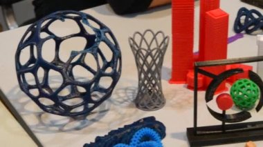 Bir 3d printerlere harcama maddeler üzerinde oluşturulan çok çeşitli plastik rakamlar. Parlak renkli nesne. Otomatik üç boyutlu plastik modelleme gerçekleştirir. Modern 3d baskı teknolojisi.