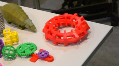 Nesneleri 3d parlak renkli nesne basımevinde. Otomatik üç boyutlu plastik modelleme gerçekleştirir. İlerici modern katkı teknoloji. 4.0 Sanayi Devrimi kavramı
