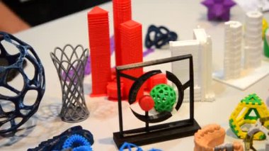 Nesneleri 3d parlak renkli nesne basımevinde. Otomatik üç boyutlu plastik modelleme gerçekleştirir. Modern 3d baskı teknolojisi.