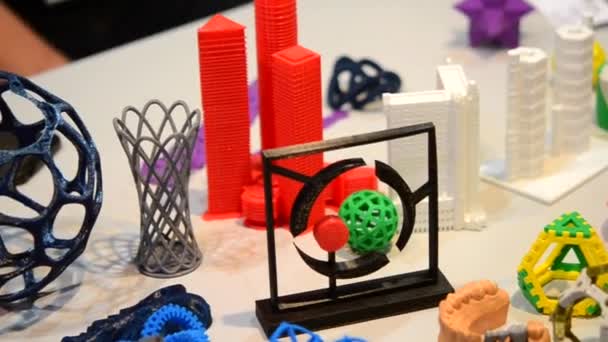 由3D 打印机打印的对象鲜艳的彩色物体 自动三维度执行塑料造型 现代3D 印刷技术 — 图库视频影像