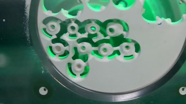 全自动加工牙磨机在牙科实验室的特写中雕刻出人牙的精确形状模型 牙磨机加工人牙成形工艺的研究 — 图库视频影像