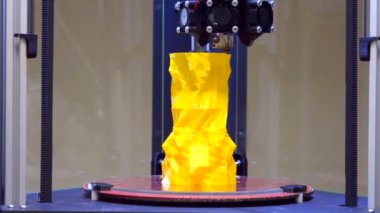 3D yazdırma yazıcı parlak sarı modeli yakın çekim. Otomatik 3d printerlere harcama maddeler plastik modelleme laboratuvarda gerçekleştirir. Modern katkı teknolojileri, 4.0 Sanayi Devrimi.