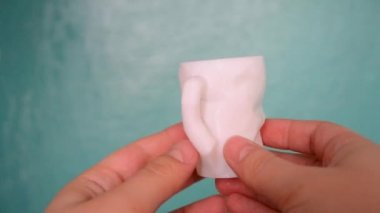 Elleri ve 3d printerlere harcama maddeler üzerinde oluşturulan bakış beyaz nesne üzerinde kişi tutar. POV, bakış açısı, mtb. Modelleme, ifade Fdm. Progressive modern 3d baskı katkı teknolojisi erimiş. 4HT devrim.