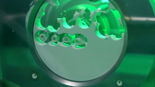 全自动加工牙磨机在牙科实验室的特写中雕刻出人牙的精确形状模型 牙磨机加工人牙成形工艺的研究 — 图库视频影像