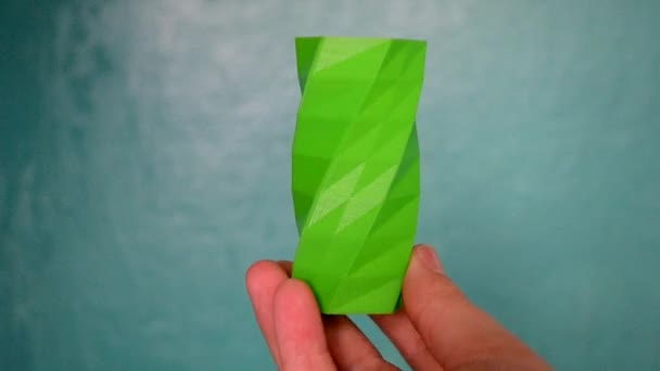 Osoba Drží Ruce Zobrazit Zelený Objekt Vytvořený Tiskárně Pov Úhlu — Stock video