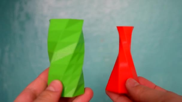 Persona Sostiene Las Manos Ver Objetos Verdes Rojos Creados Impresora — Vídeos de Stock